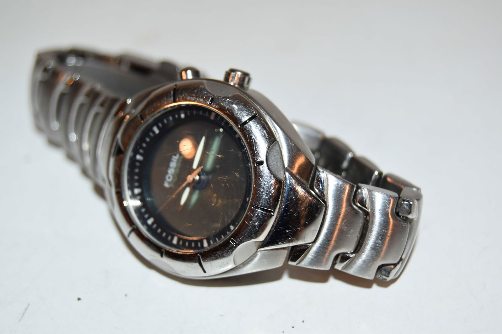 vintage fossil watch mens used works: vintage fossil watch mens used works Please view all photos as they are part of the description and condition of this Item, Feel free to contact me with questions or picture requests! Used Item AS IS