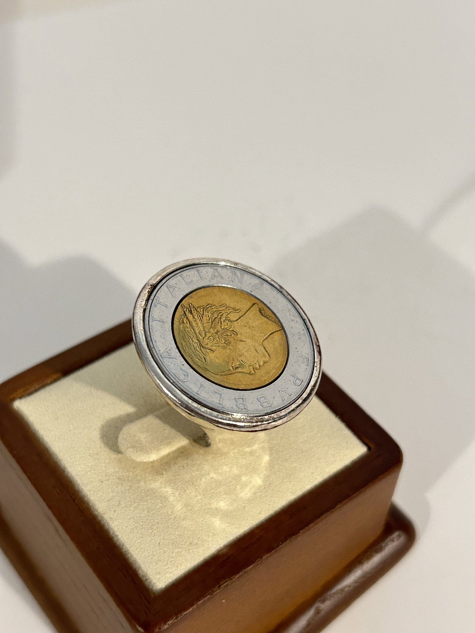 Vintage sterling Silver milor italy coin Ring sz 8: Vintage sterling Silver milor italy coin Ring sz 8 Please view all photos as they are part of the description and condition of this Item, Feel free to contact me with questions or picture requests! Us