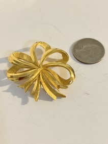Vintage goldtone trifari floral Brooch pin