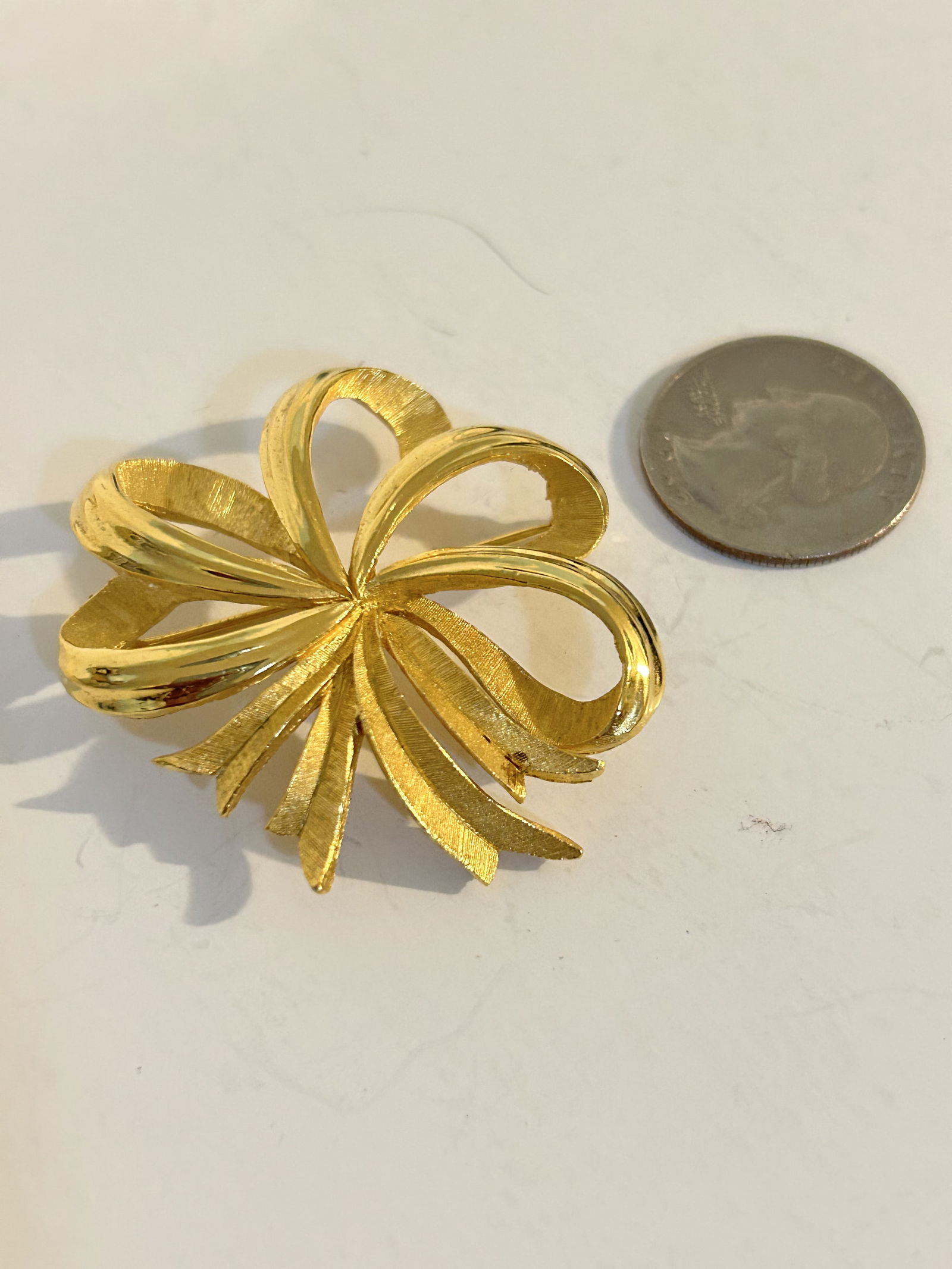 Vintage goldtone trifari floral Brooch pin (1 of 4)