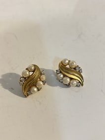 Vtg Crown Trifari Faux Pearl Gold Tone Brush Earrings