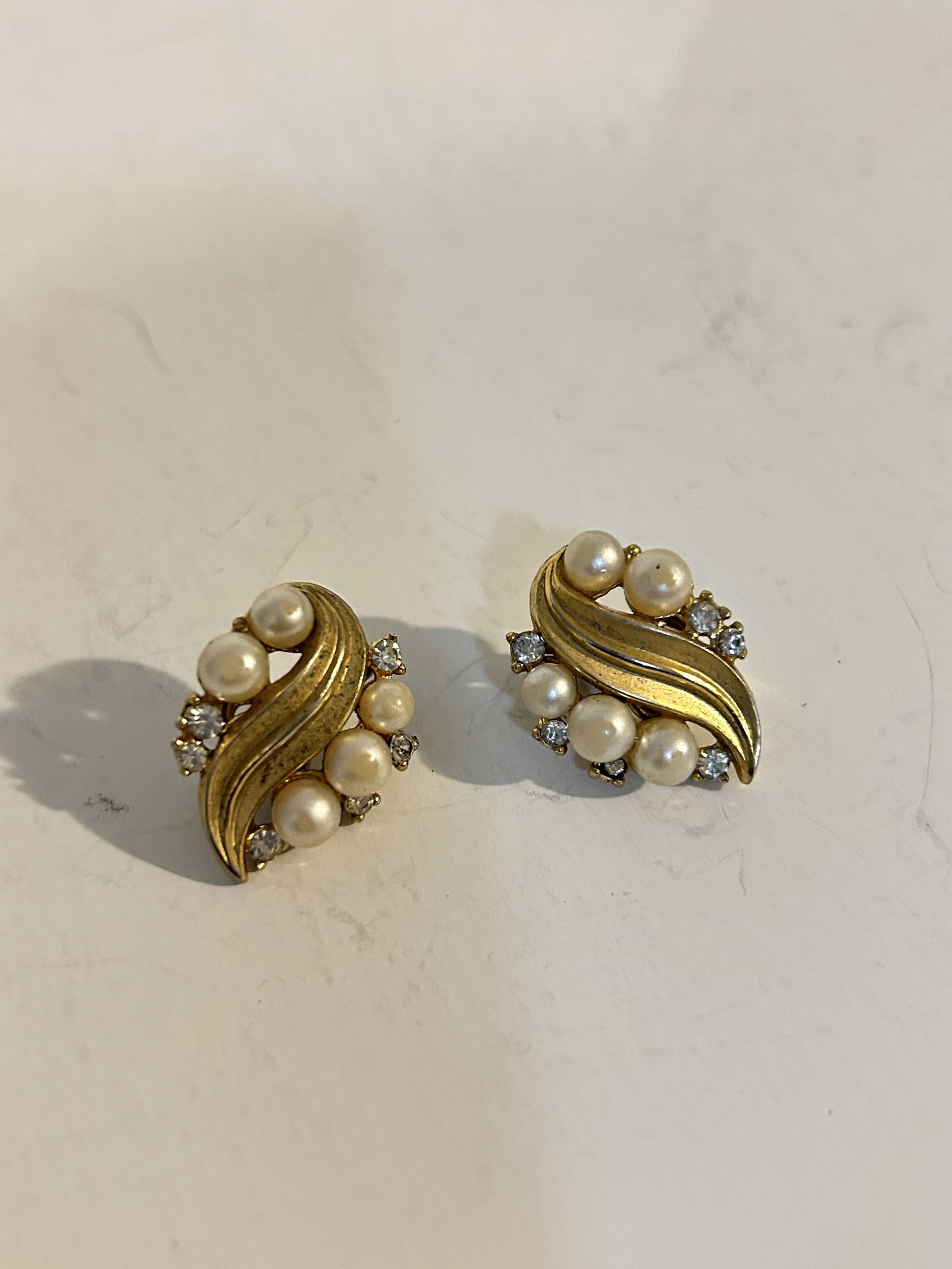 Vtg Crown Trifari Faux Pearl Gold Tone Brush Earrings (1 of 4)