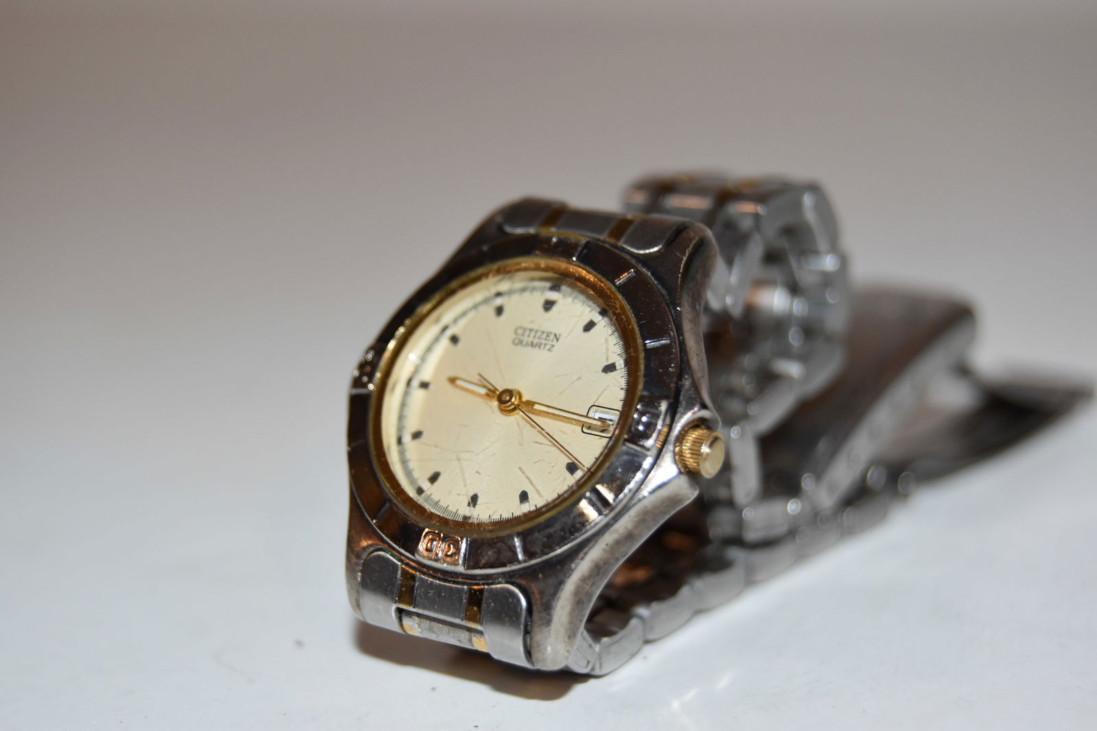 Ladies Watch Citizen #949553 Works great!!!: Ladies Watch Citizen #949553 Works great!!! Please view all photos as they are part of the description and condition of this Item, Feel free to contact me with questions or picture requests! Used Item