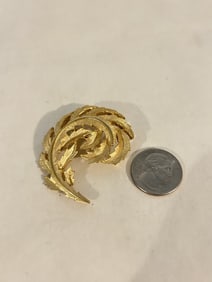 Vintage Trifari goldtone leaf Brooch 2"