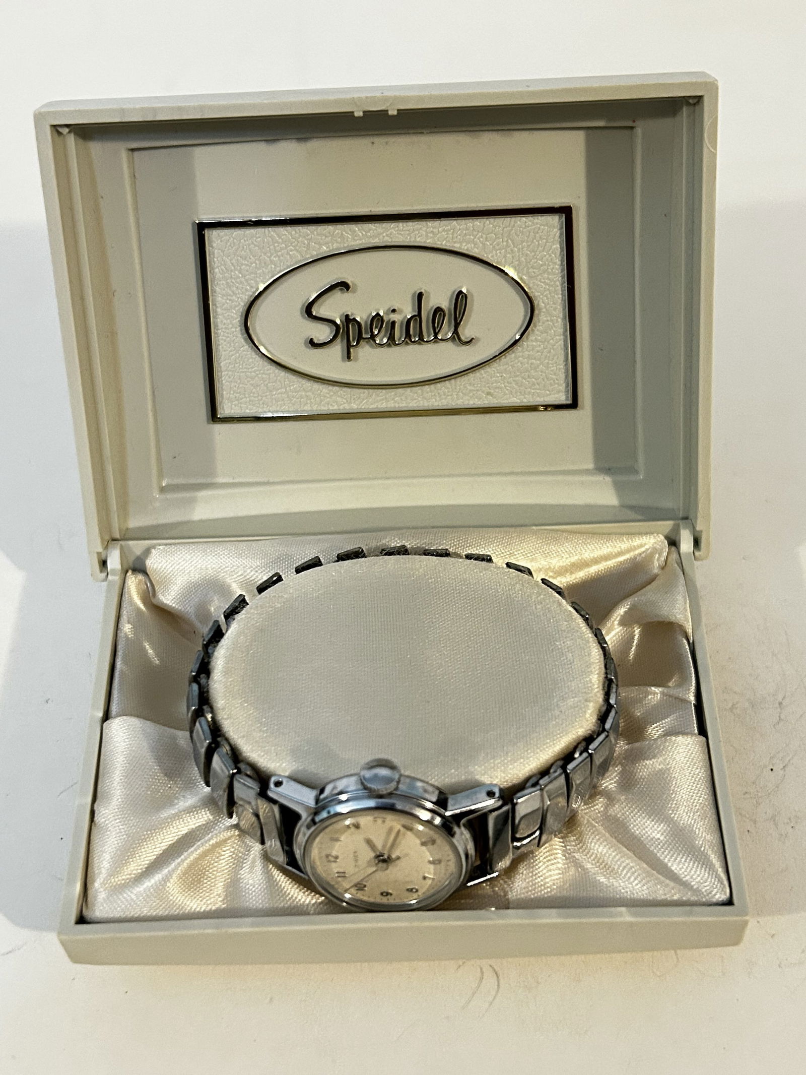 Men's Vintage Timex White & Silver Mechanical Watch With Speidel Stretch Band: Men's Vintage Timex White & Silver Mechanical Watch With Speidel Stretch Band Please view all photos as they are part of the description and condition of this Item, Feel free to contact me with questi
