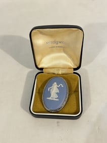 Vintage JW Hallmark Sterling Silver Wedgwood Made In England Brooch Boxed