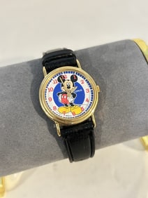 vintage mickey mouse lorus watch v501 works great!!!