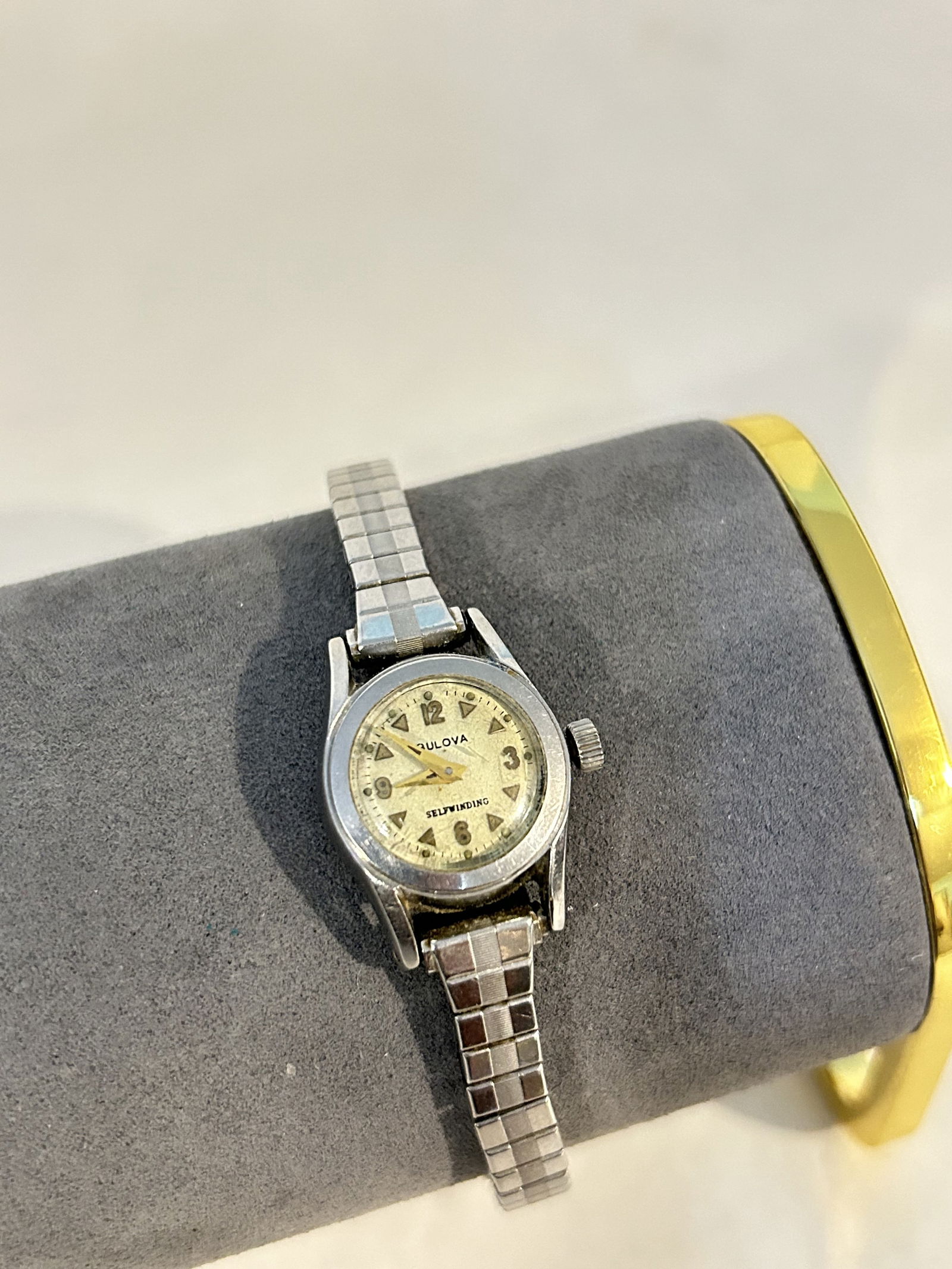 Vintage 1966 Bulova Self Wind Watch With Stretch Bracelet Band works great!!!: Vintage 1966 Bulova Self Wind Watch With Stretch Bracelet Band works great!!! Please view all photos as they are part of the description and condition of this Item, Feel free to contact me with questi