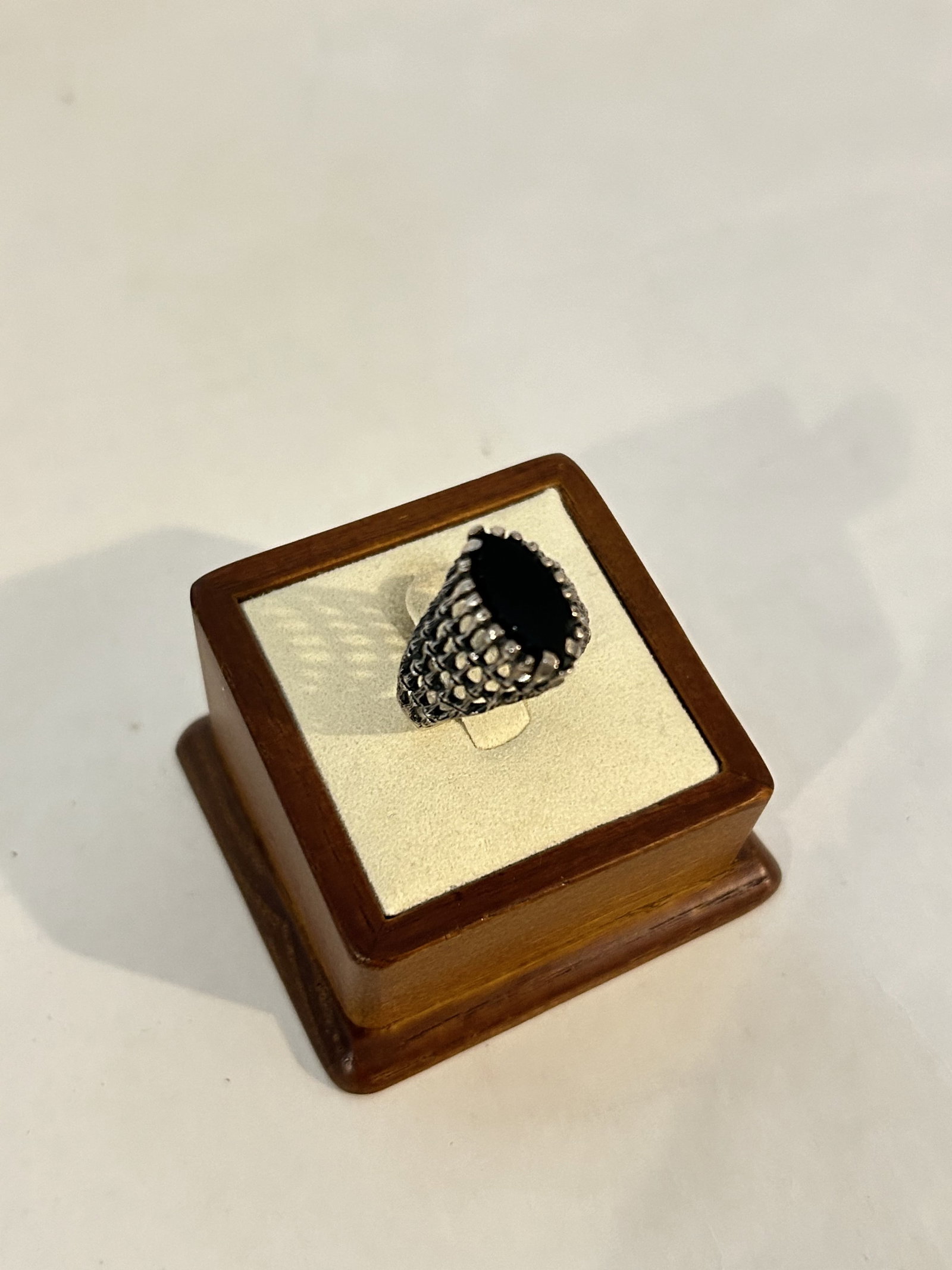 Vintage Sterling Silver onyx filigree Ring sz 9: Vintage Sterling Silver onyx filigree Ring sz 9 Please view all photos as they are part of the description and condition of this Item, Feel free to contact me with questions or picture requests! Used 