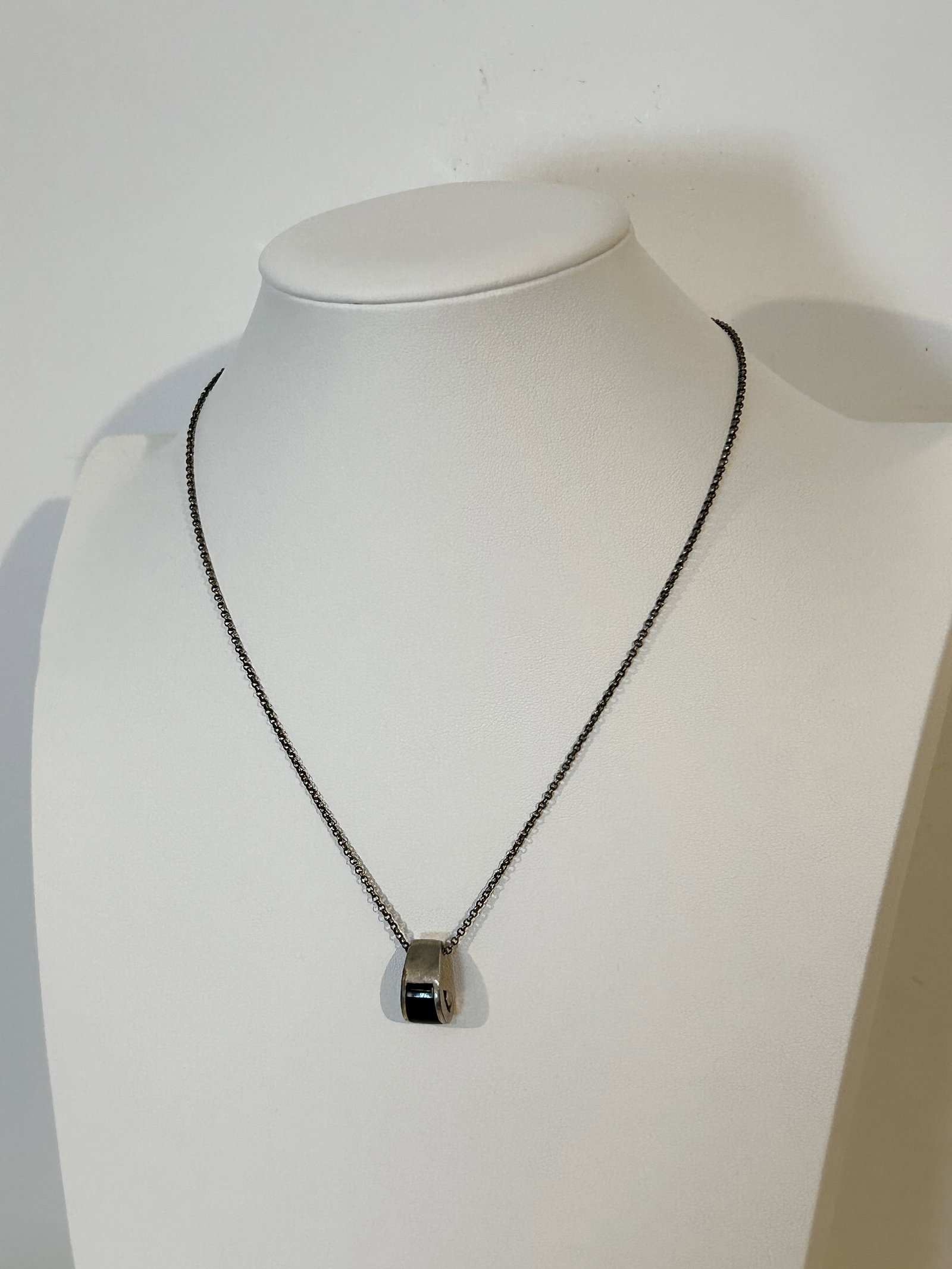 Vintage Sterling Silver onyx pendant Necklace 18": Vintage Sterling Silver onyx pendant Necklace 18" Please view all photos as they are part of the description and condition of this Item, Feel free to contact me with questions or picture requests! Use