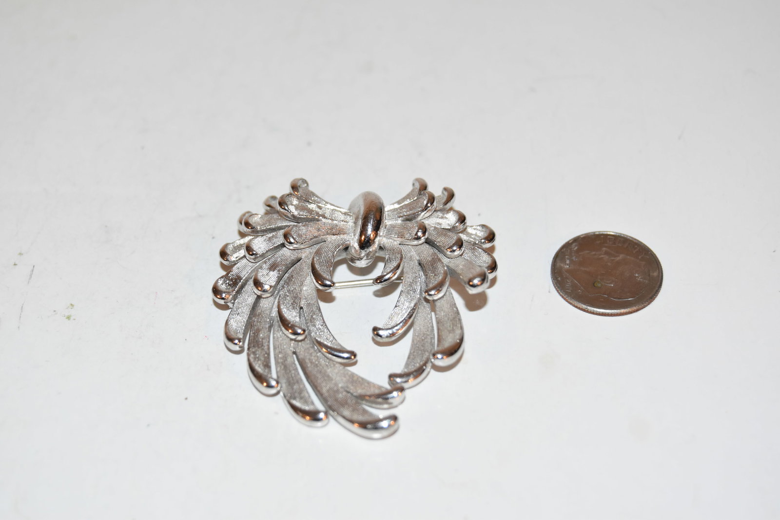 Vintage trifari wreath Brooch: Vintage trifari wreath Brooch Please view all photos as they are part of the description and condition of this Item, Feel free to contact me with questions or picture requests! Used Item AS IS