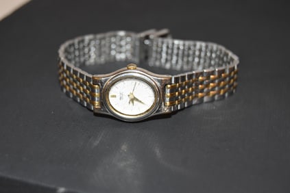 Seiko Ladies Dress Watch V401- 5228 Vintage Quartz Two Tone Bracelet works light scratches