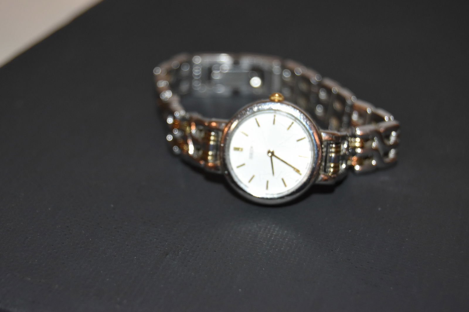Seiko Ladies Dress Watch 1N00 - 1E09 Vintage Quartz TWO Tone Bracelet works (1 of 5)