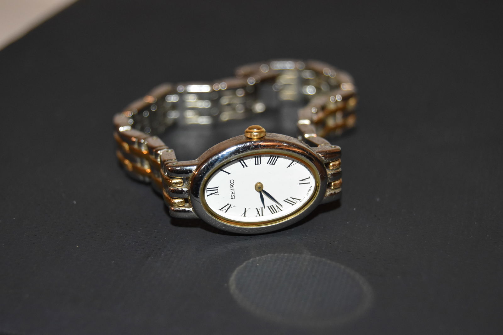 Seiko Ladies Dress Watch V400-1029 Quartz TWO Tone Bracelet works (1 of 4)