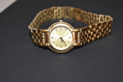 Seiko Ladies Dress Watch V701-1781 Vintage Quartz Gold Tone Bracelet works