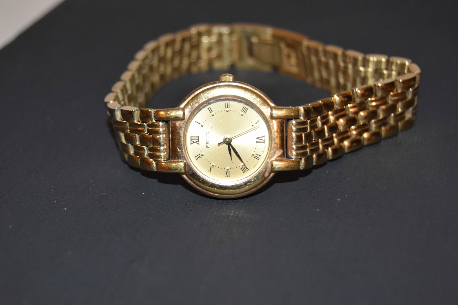 Seiko Ladies Dress Watch V701-1781 Vintage Quartz Gold Tone Bracelet works: Seiko Ladies Dress Watch V701-1781 Vintage Quartz Gold Tone Bracelet works Please view all photos as they are part of the description and condition of this Item, Feel free to contact me with questions
