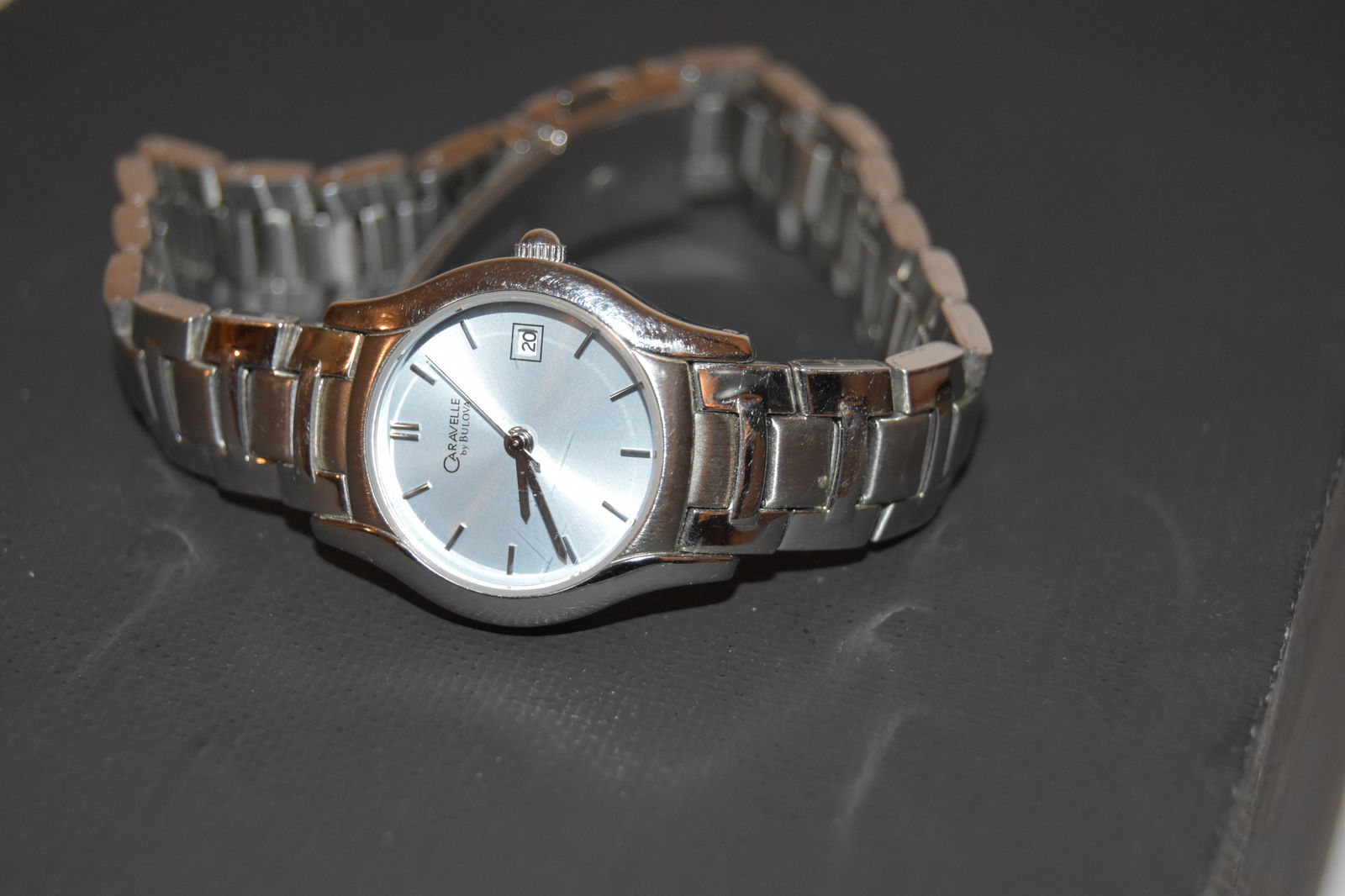 Bulova Womens Watch Silver Tone W/Date Stainless v6 works: Bulova Womens Watch Silver Tone W/Date Stainless v6 works Please view all photos as they are part of the description and condition of this Item, Feel free to contact me with questions or picture reque