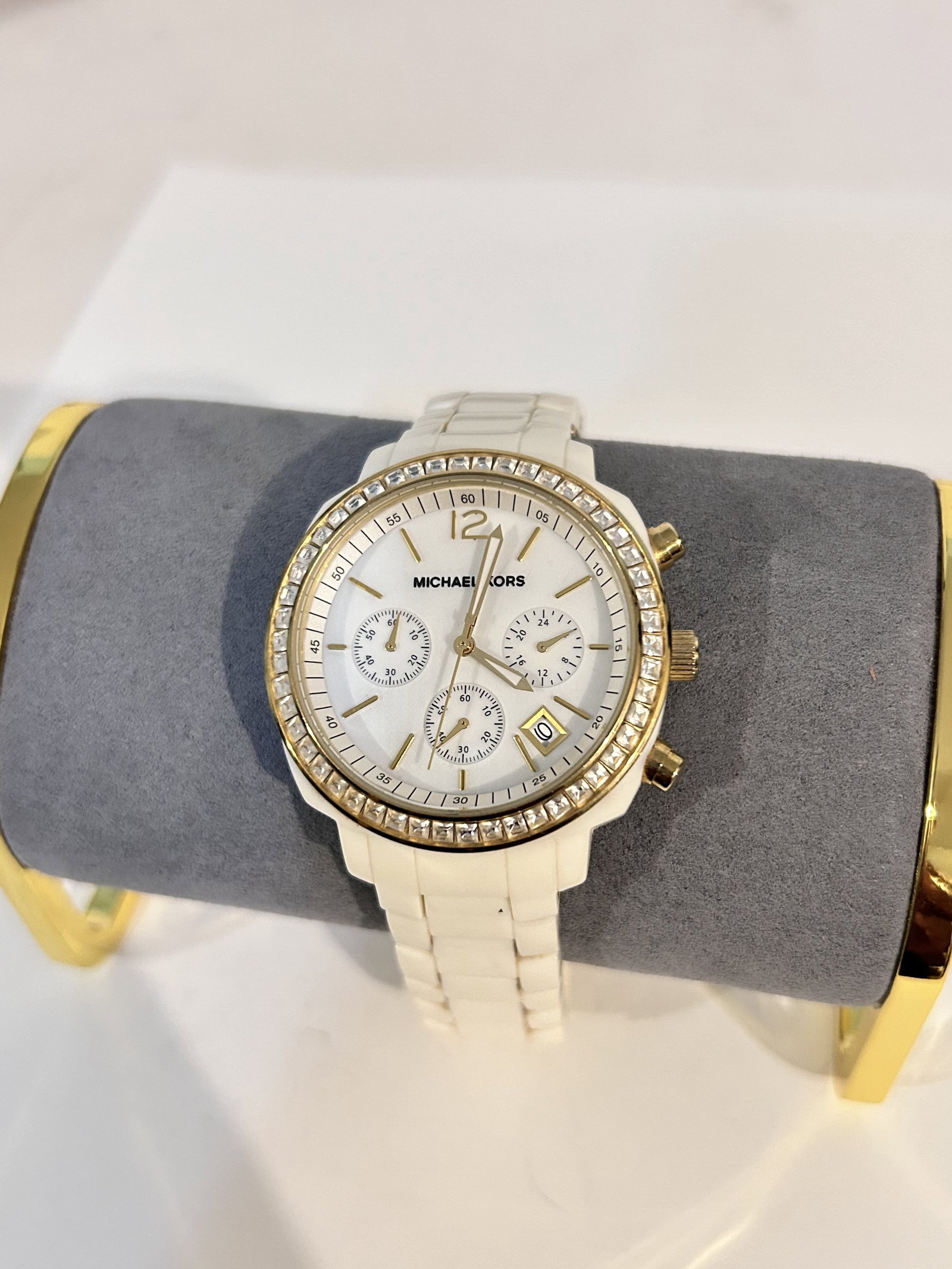 MICHAEL KORS Runway White Dial Ceramic Strap with Glitz MK5187 works great! Needs bat: MICHAEL KORS Runway White Dial Ceramic Strap with Glitz MK5187 works great! Needs bat Please view all photos as they are part of the description and condition of this Item, Feel free to contact me wit