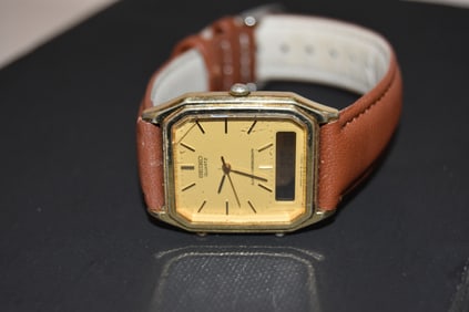 Vintage Seiko Watch Women Gold tone working H449-5210 has black in the crystal area