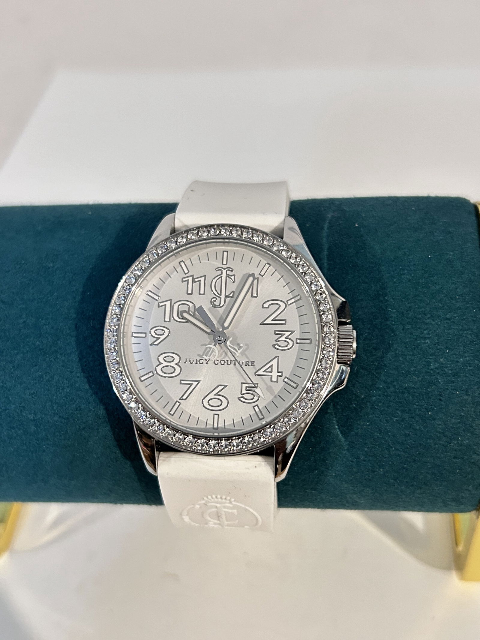 Women's Juicy Couture white Watch working: Women's Juicy Couture white Watch working Please view all photos as they are part of the description and condition of this Item, Feel free to contact me with questions or picture requests! Used Item A