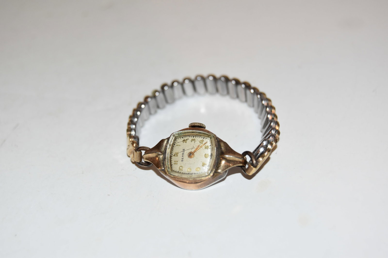 Vintage 17 Jewels gold filled benrus Watch works sometimes: Vintage 17 Jewels gold filled benrus Watch works sometimes Please view all photos as they are part of the description and condition of this Item, Feel free to contact me with questions or picture requ