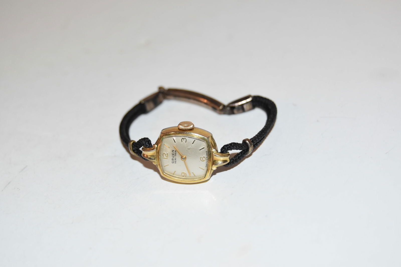 Vintage Ladies Gruen Veri Thin Watch 10kt RGP Bezel Runs Well: Vintage Ladies Gruen Veri Thin Watch 10kt RGP Bezel Runs Well Please view all photos as they are part of the description and condition of this Item, Feel free to contact me with questions or picture r