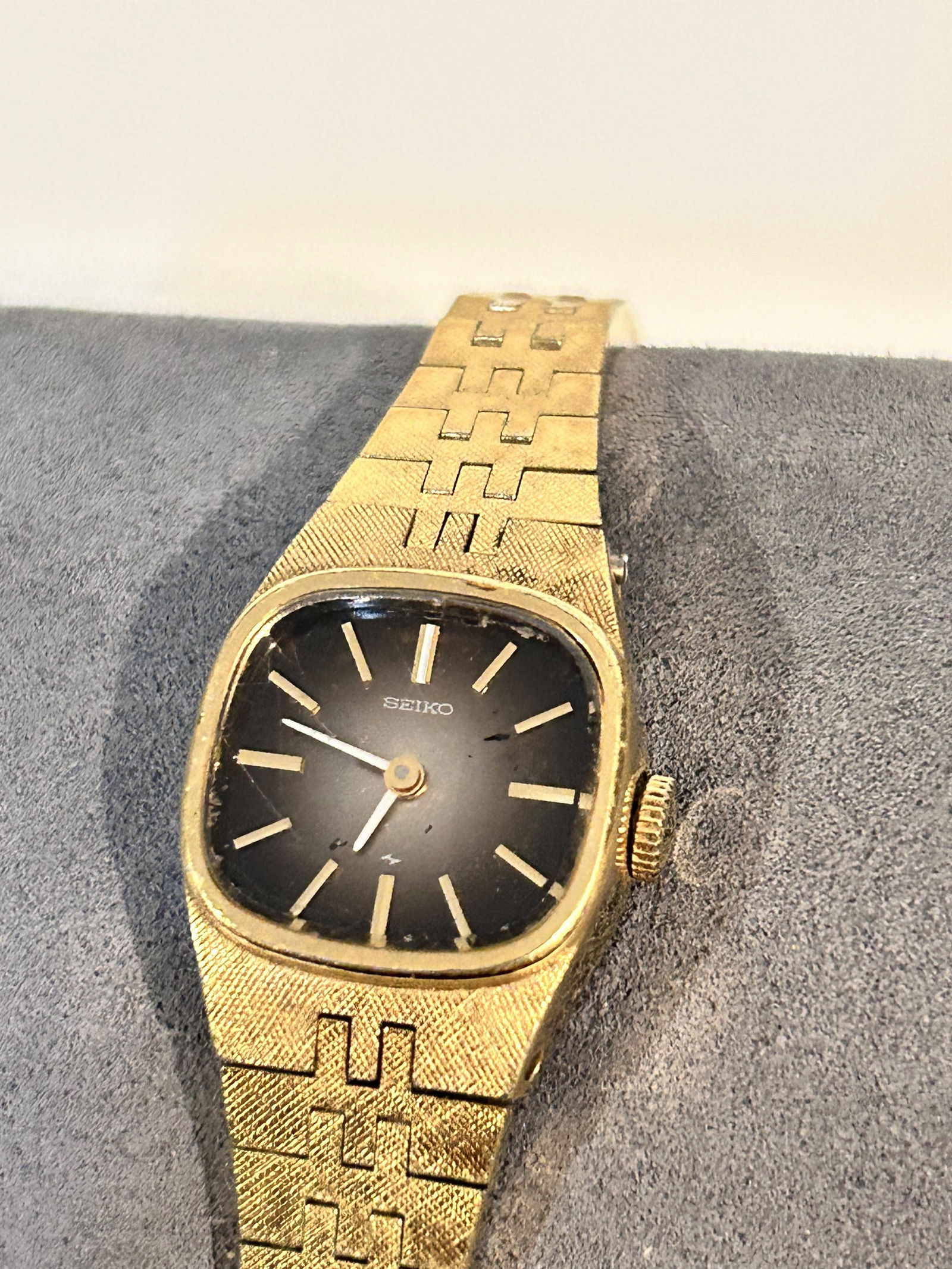 seiko watch womens vintage goldtone works light scratches: seiko watch womens vintage goldtone works light scratches Please view all photos as they are part of the description and condition of this Item, Feel free to contact me with questions or picture reque