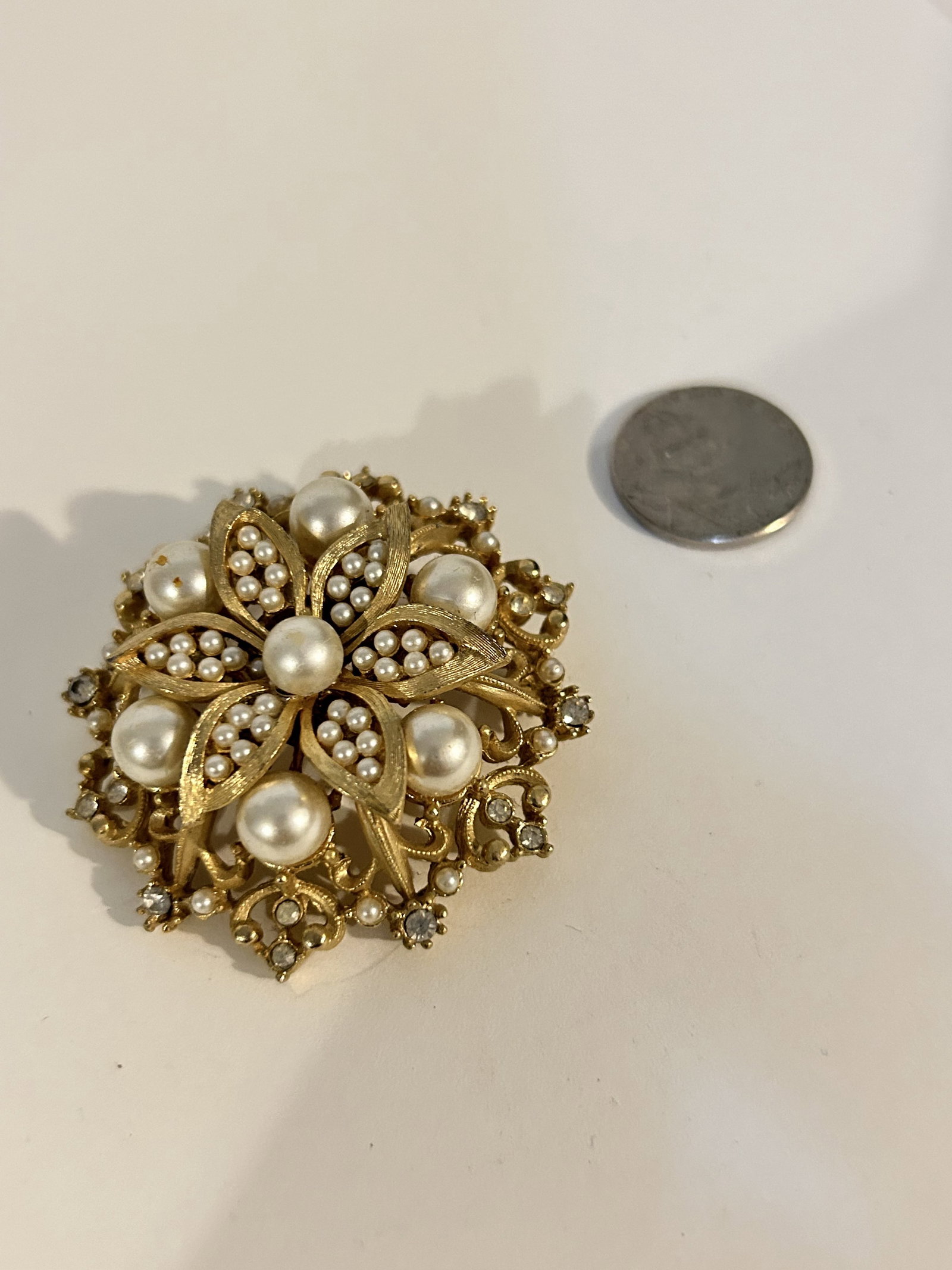 Vintage trifari? Unsigned awsome gold tone pearl Brooch: Vintage trifari? Unsigned awsome gold tone pearl Brooch Please view all photos as they are part of the description and condition of this Item, Feel free to contact me with questions or picture request