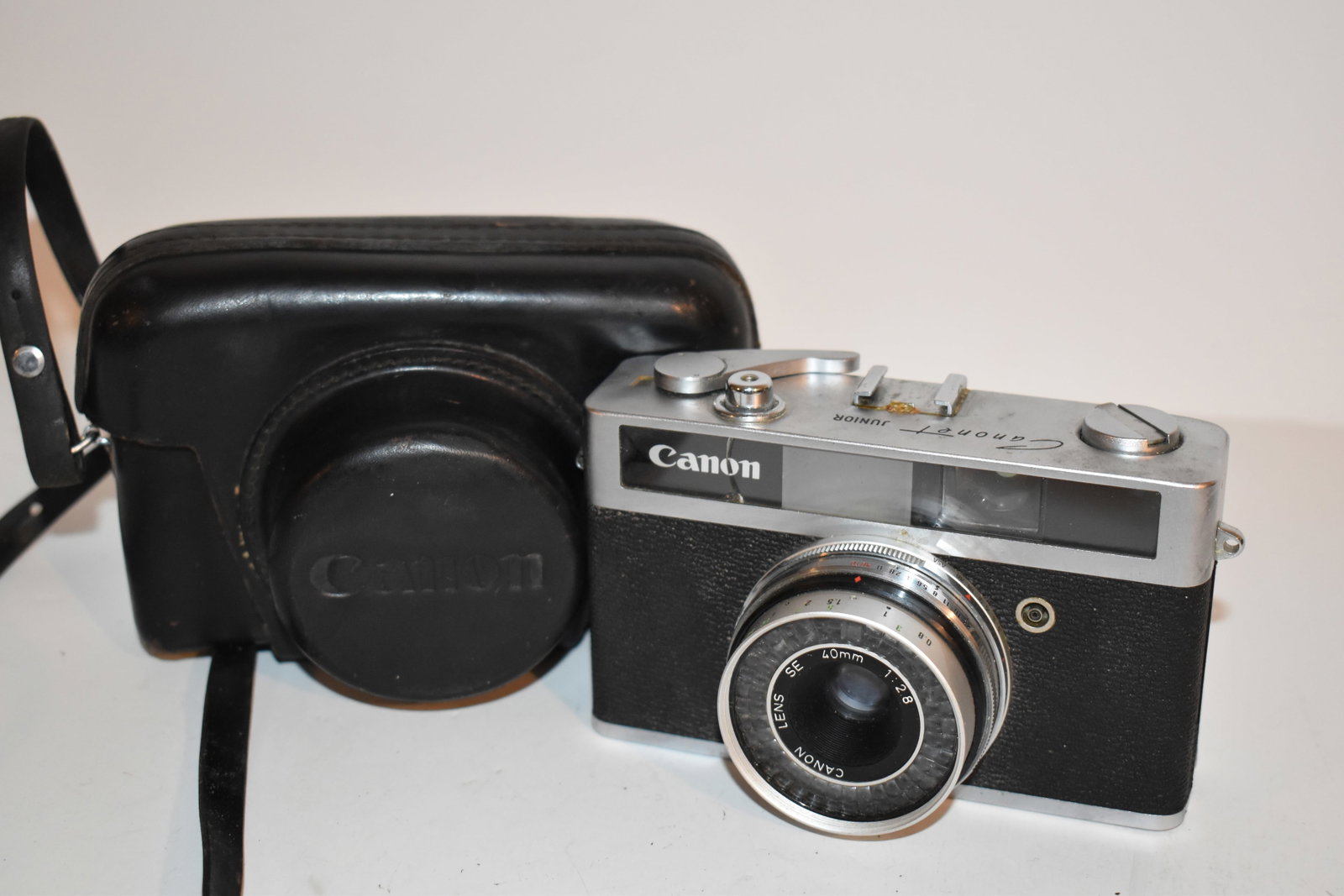 vintage canonet junior working has a crack on the glass: vintage canonet junior working has a crack on the glass Please view all photos as they are part of the description and condition of this Item, Feel free to contact me with questions or picture request