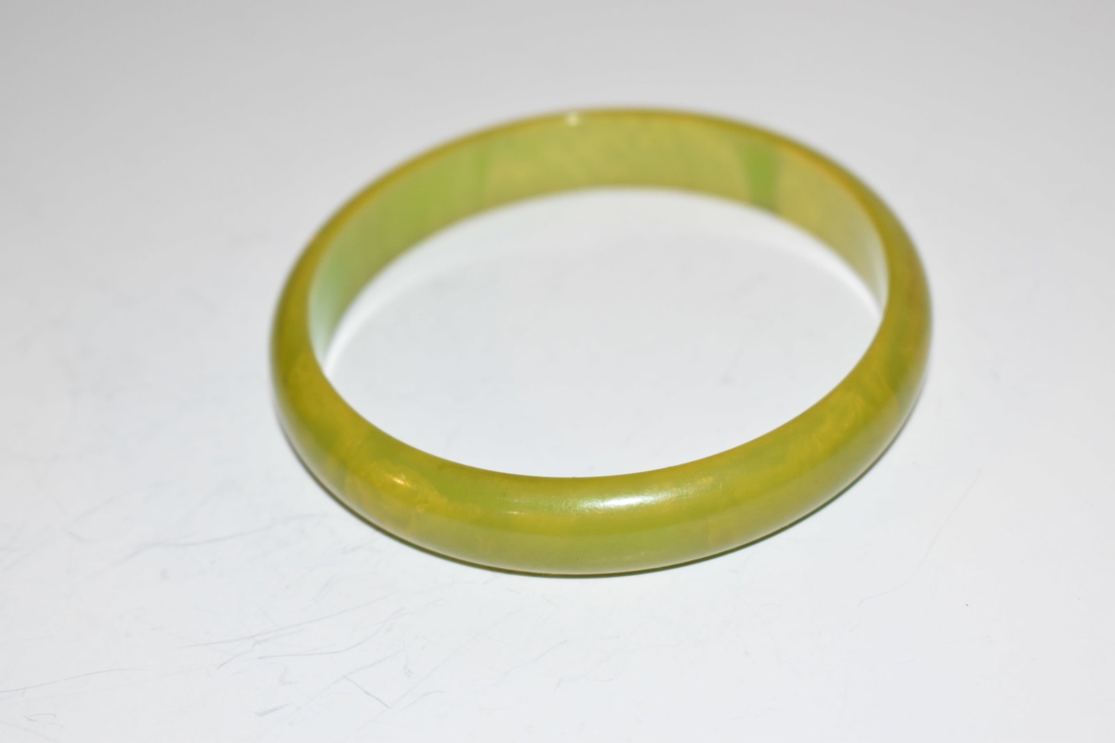 Vintage green marbled Bracelet 8": Vintage green marbled Bracelet 8" Please view all photos as they are part of the description and condition of this Item, Feel free to contact me with questions or picture requests! Used Item AS IS