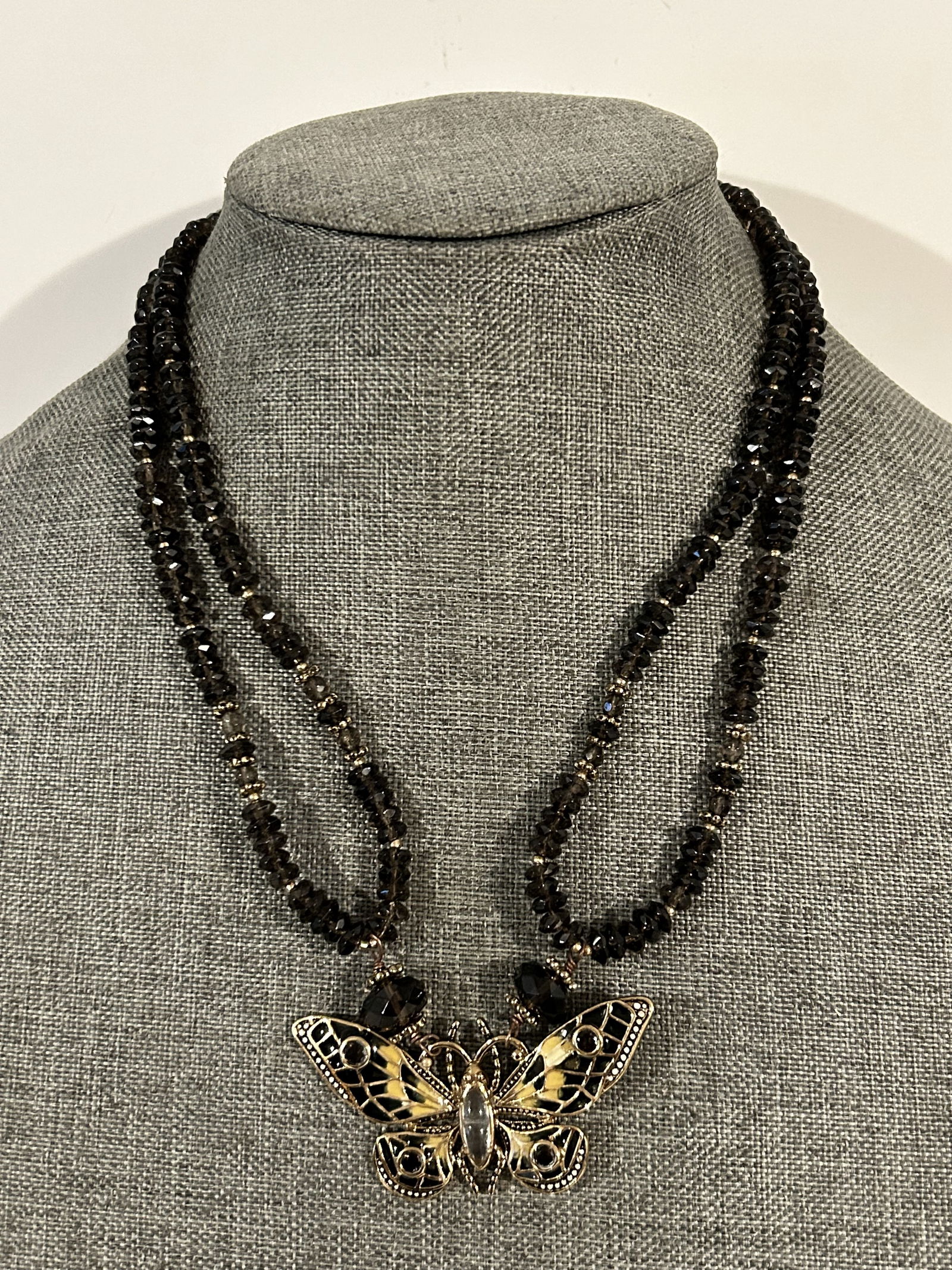 Vintage AKR Amy Kahn Russell Hand Painted Butterfly Bronze Pendant necklace 17": Vintage AKR Amy Kahn Russell Hand Painted Butterfly Bronze Pendant necklace 17" Please view all photos as they are part of the description and condition of this Item, Feel free to contact me with ques