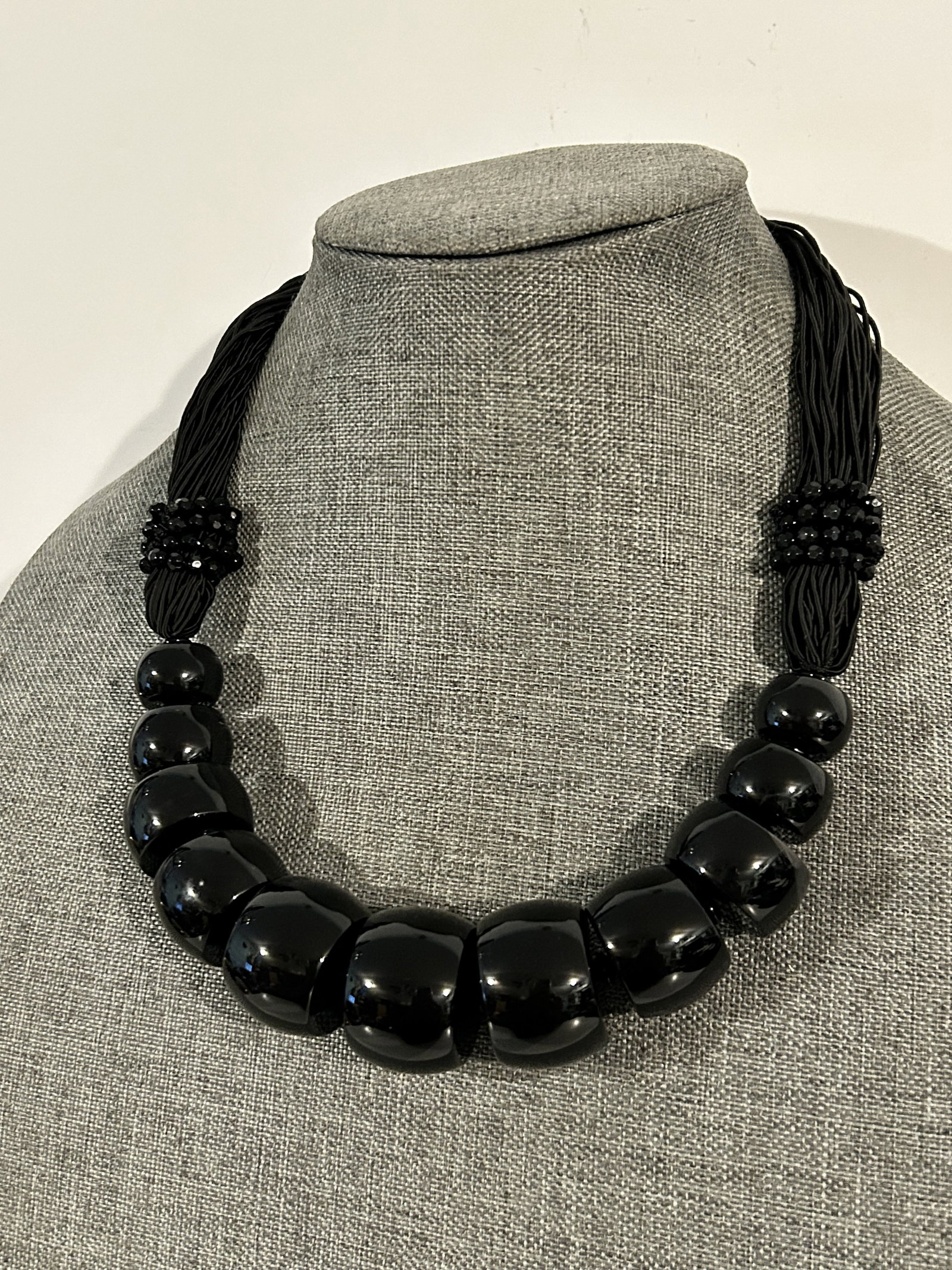 large black onyx graduating beaded necklace 16" new: large black onyx graduating beaded necklace 16" new Please view all photos as they are part of the description and condition of this Item, Feel free to contact me with questions or picture requests! U