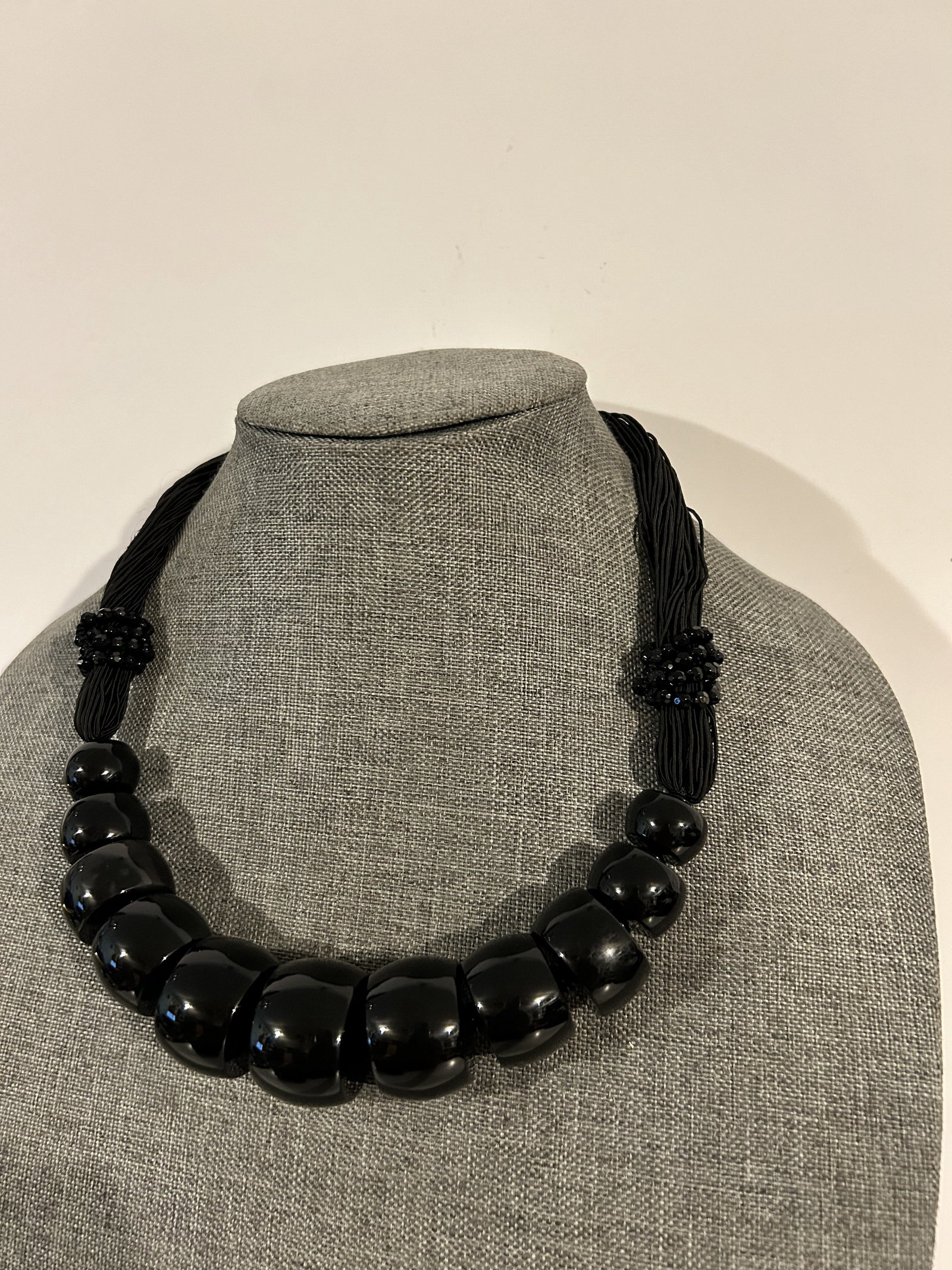 large black onyx graduating beaded necklace 16" new: large black onyx graduating beaded necklace 16" new Please view all photos as they are part of the description and condition of this Item, Feel free to contact me with questions or picture requests! U