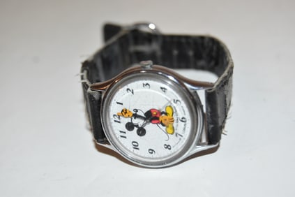 Vintage Lorus by Seiko Mickey Mouse Moving Hands Watch Japan v515-6000 A1works great !!! needs