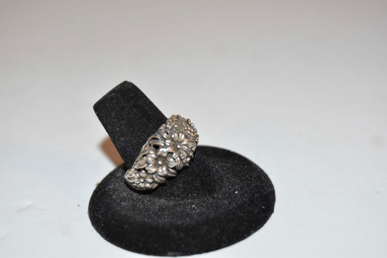 Vintage Sterling Silver floral Ring sz 8 (1 of 5)