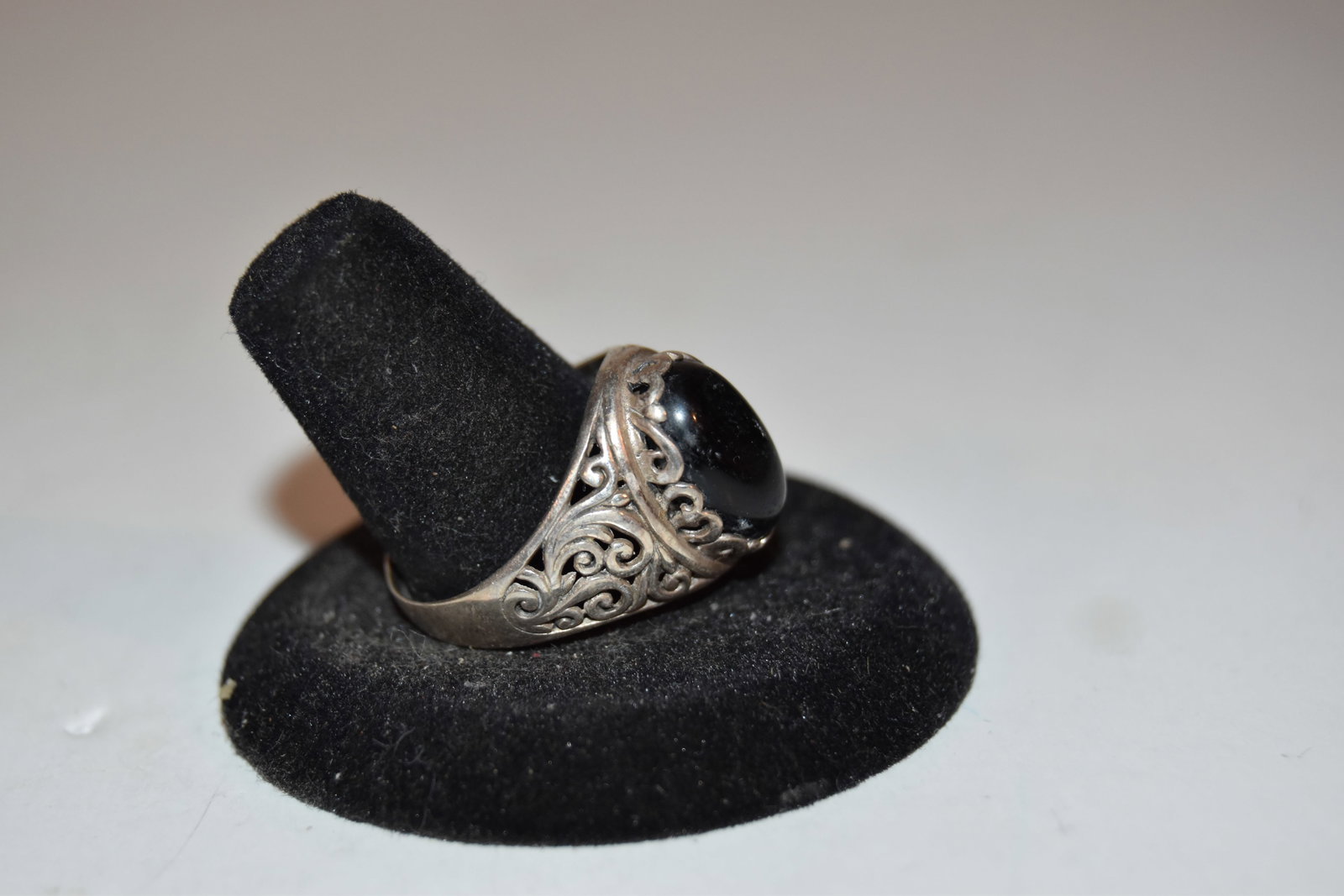 Vintage Sterling Silver onyx modernist filigree Ring sz 11: Vintage Sterling Silver onyx modernist filigree Ring sz 11 Please view all photos as they are part of the description and condition of this Item, Feel free to contact me with questions or picture requ