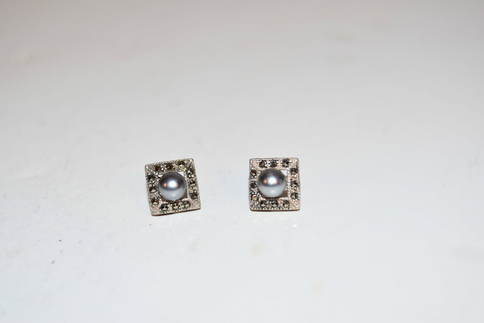 Vintage Sterling Silver marcasite post earrings: Vintage Sterling Silver marcasite post earrings Please view all photos as they are part of the description and condition of this Item, Feel free to contact me with questions or picture requests! Used 