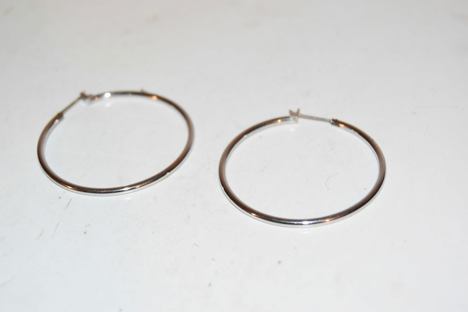 Vintage Monet hoop earrings: Vintage Monet hoop earrings Please view all photos as they are part of the description and condition of this Item, Feel free to contact me with questions or picture requests! Used Item AS IS