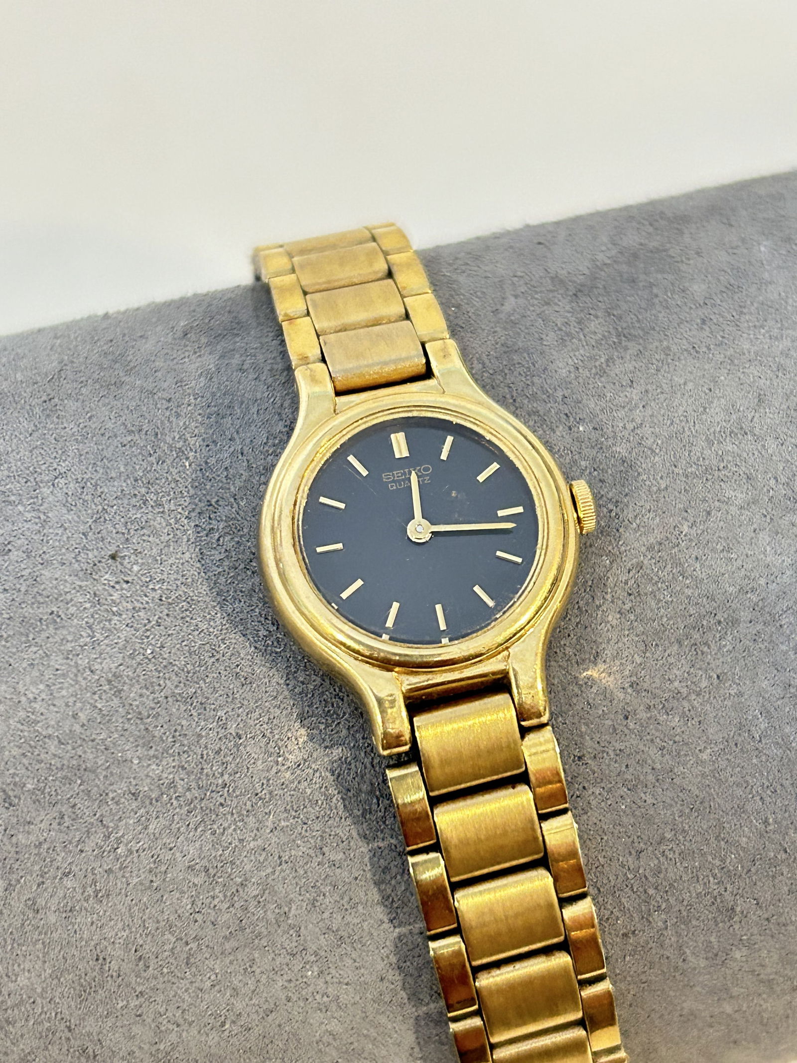 Vintage Seiko 4N00 Women's Wrist Watch Water Resistant Gold Tone works great!!!: Vintage Seiko 4N00 Women's Wrist Watch Water Resistant Gold Tone works great!!! Please view all photos as they are part of the description and condition of this Item, Feel free to contact me with ques