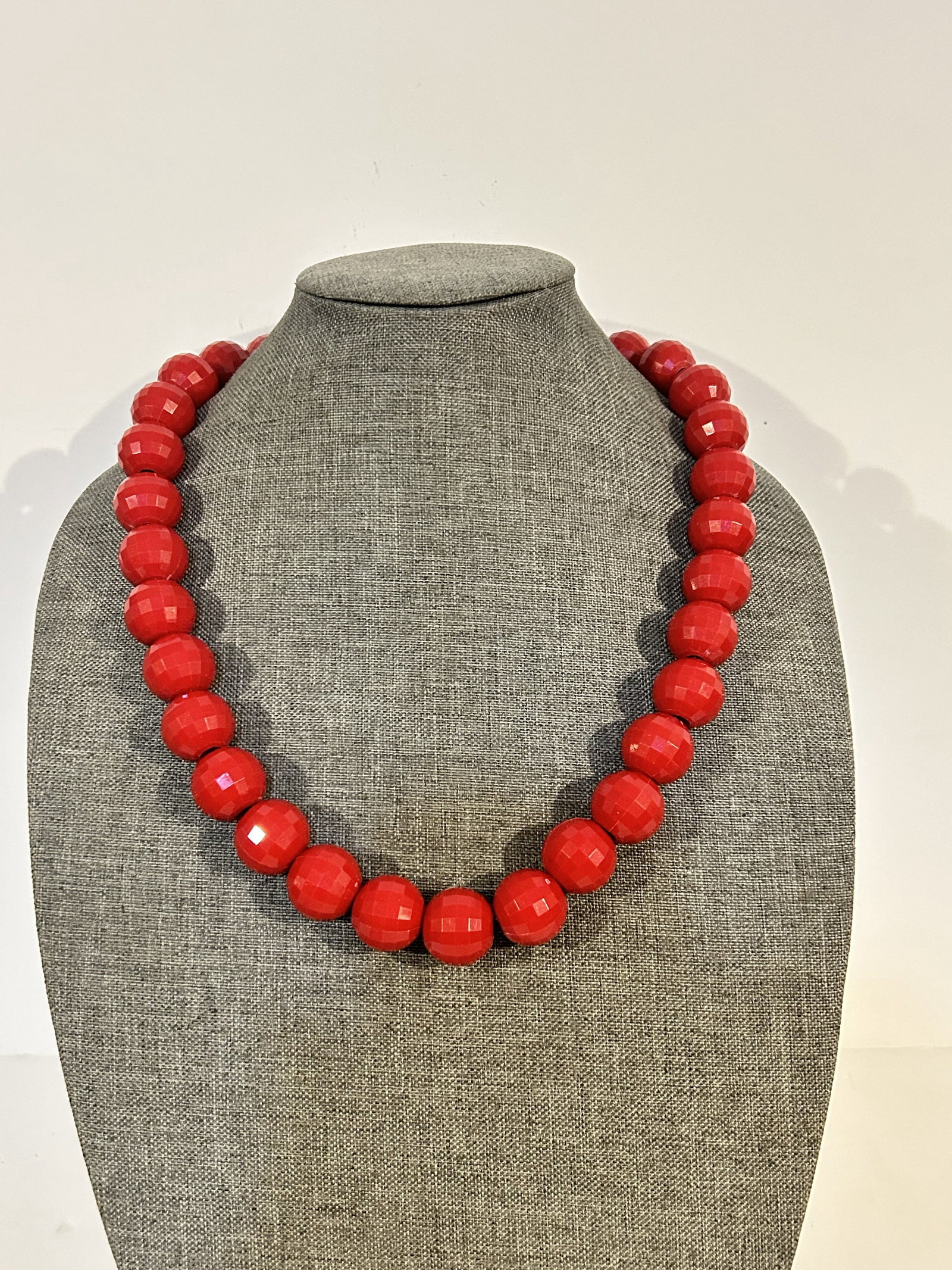 Vintage Old Red Plastic Beaded Necklace 24": Vintage Old Red Plastic Beaded Necklace 24" Please view all photos as they are part of the description and condition of this Item, Feel free to contact me with questions or picture requests! Used Item