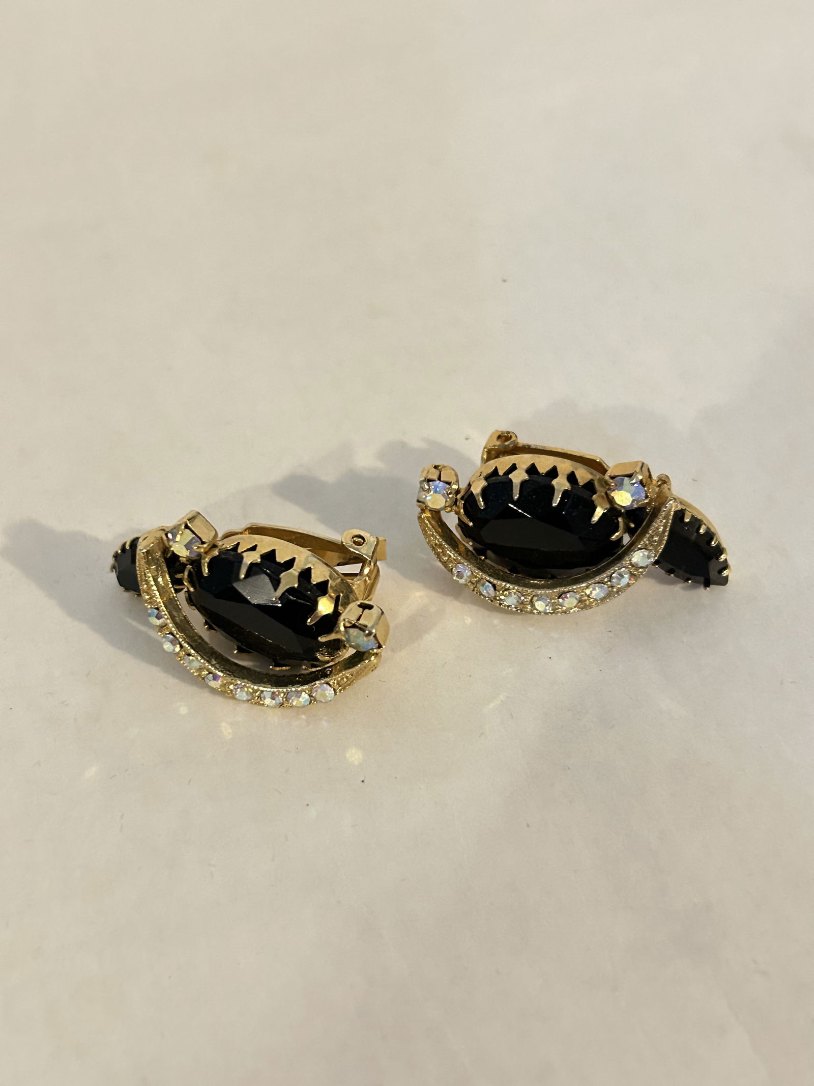 Vintage black rhinestone earrings: Vintage black rhinestone earrings Please view all photos as they are part of the description and condition of this Item, Feel free to contact me with questions or picture requests! Used Item AS IS
