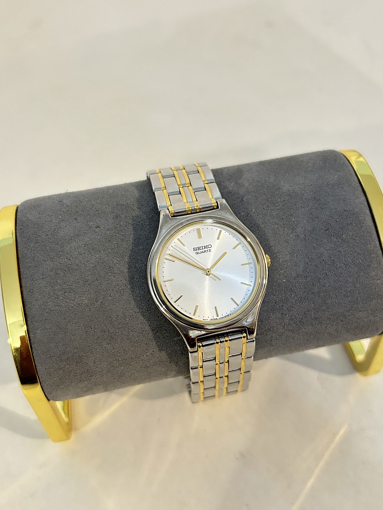 Beautiful Vintage Seiko Quartz Watch Mens Gold Tone V701 works great!!!! (1 of 5)