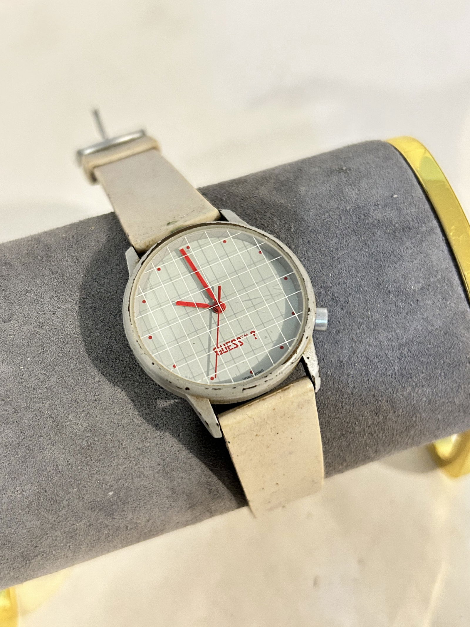 Vintage Guess working Quartz Watch: Vintage Guess working Quartz Watch Please view all photos as they are part of the description and condition of this Item, Feel free to contact me with questions or picture requests! Used Item AS IS