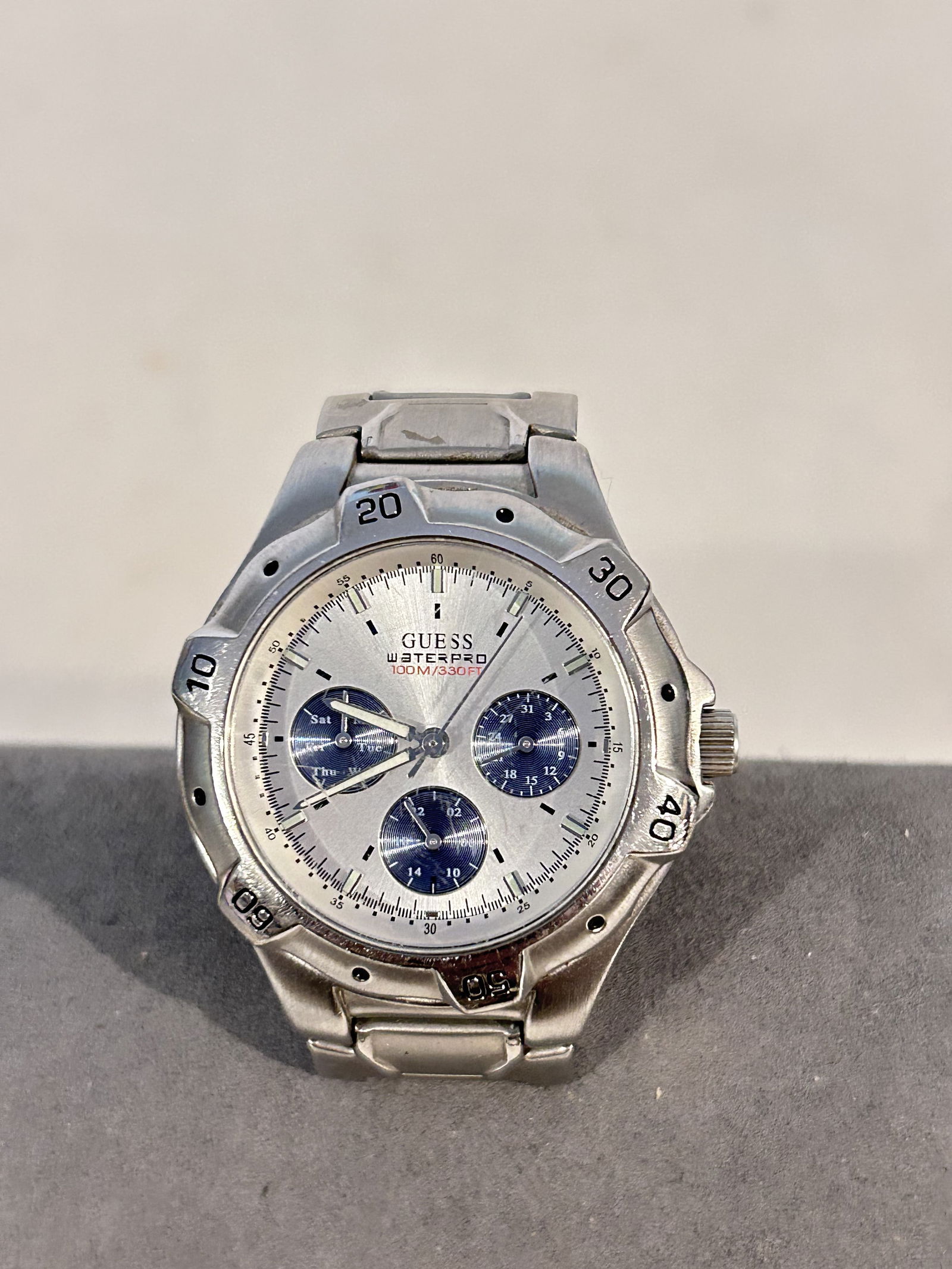 Vintage Guess Water Pro Quartz working Watch G85385G light scratches: Vintage Guess Water Pro Quartz working Watch G85385G light scratches Please view all photos as they are part of the description and condition of this Item, Feel free to contact me with questions or pi