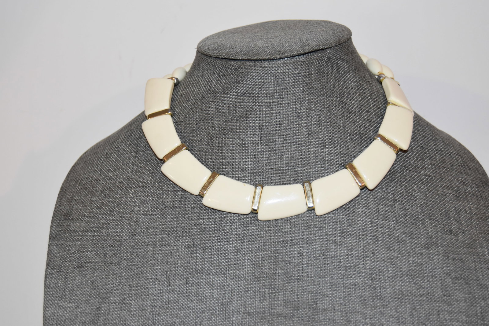 Vintage white enamel choker Necklace 11": Vintage white enamel choker Necklace 11" Please view all photos as they are part of the description and condition of this Item, Feel free to contact me with questions or picture requests! Used Item AS