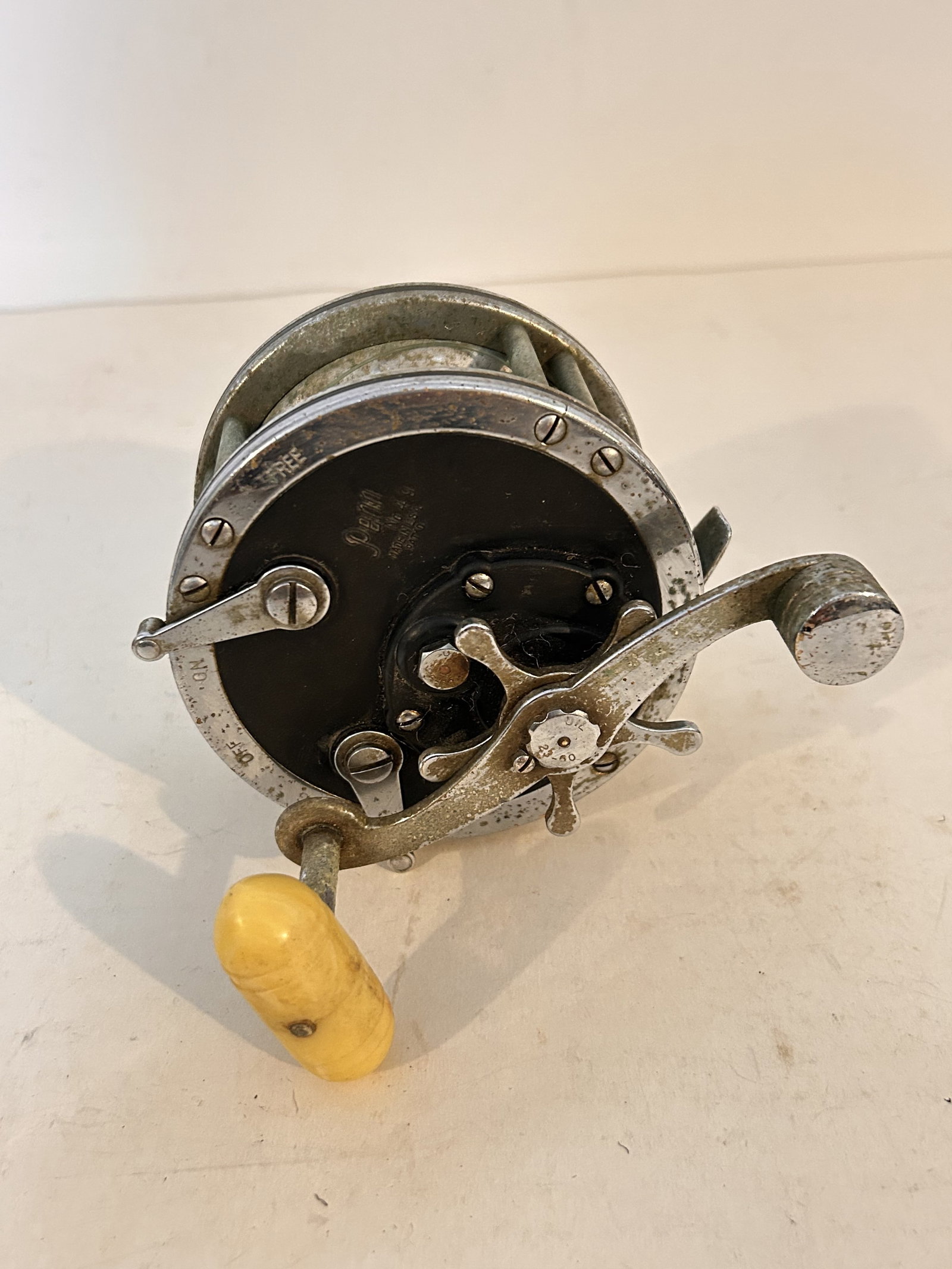 Vintage 1952 Penn #49 Super Mariner Large Capacity Surf Reel: Vintage 1952 Penn #49 Super Mariner Large Capacity Surf Reel Please view all photos as they are part of the description and condition of this Item, Feel free to contact me with questions or picture re