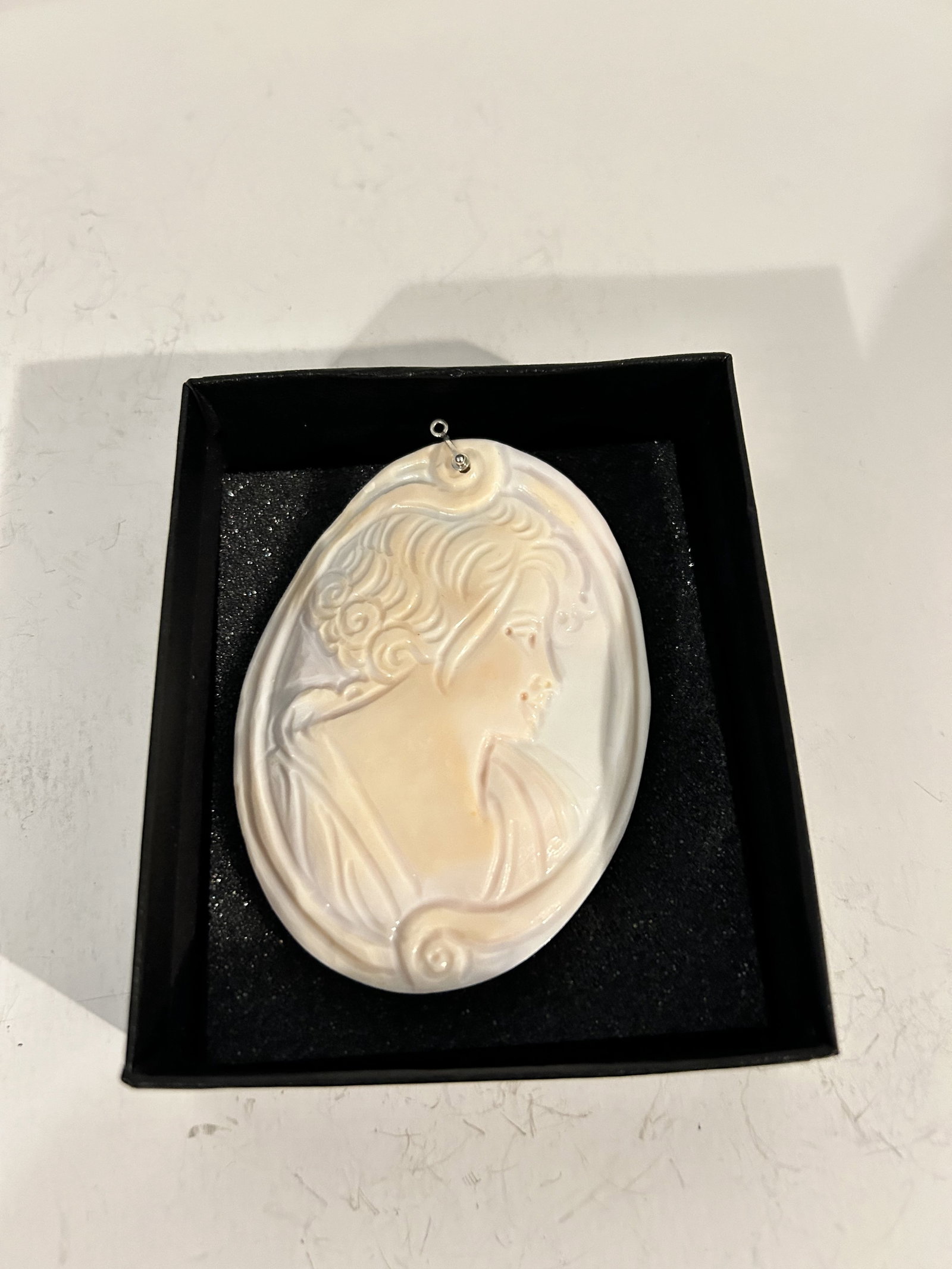 Italy Cameo by M+M Scognamiglio Conch Large Lady Pendant New: Italy Cameo by M+M Scognamiglio Conch Large Lady Pendant New Please view all photos as they are part of the description and condition of this Item, Feel free to contact me with questions or picture re