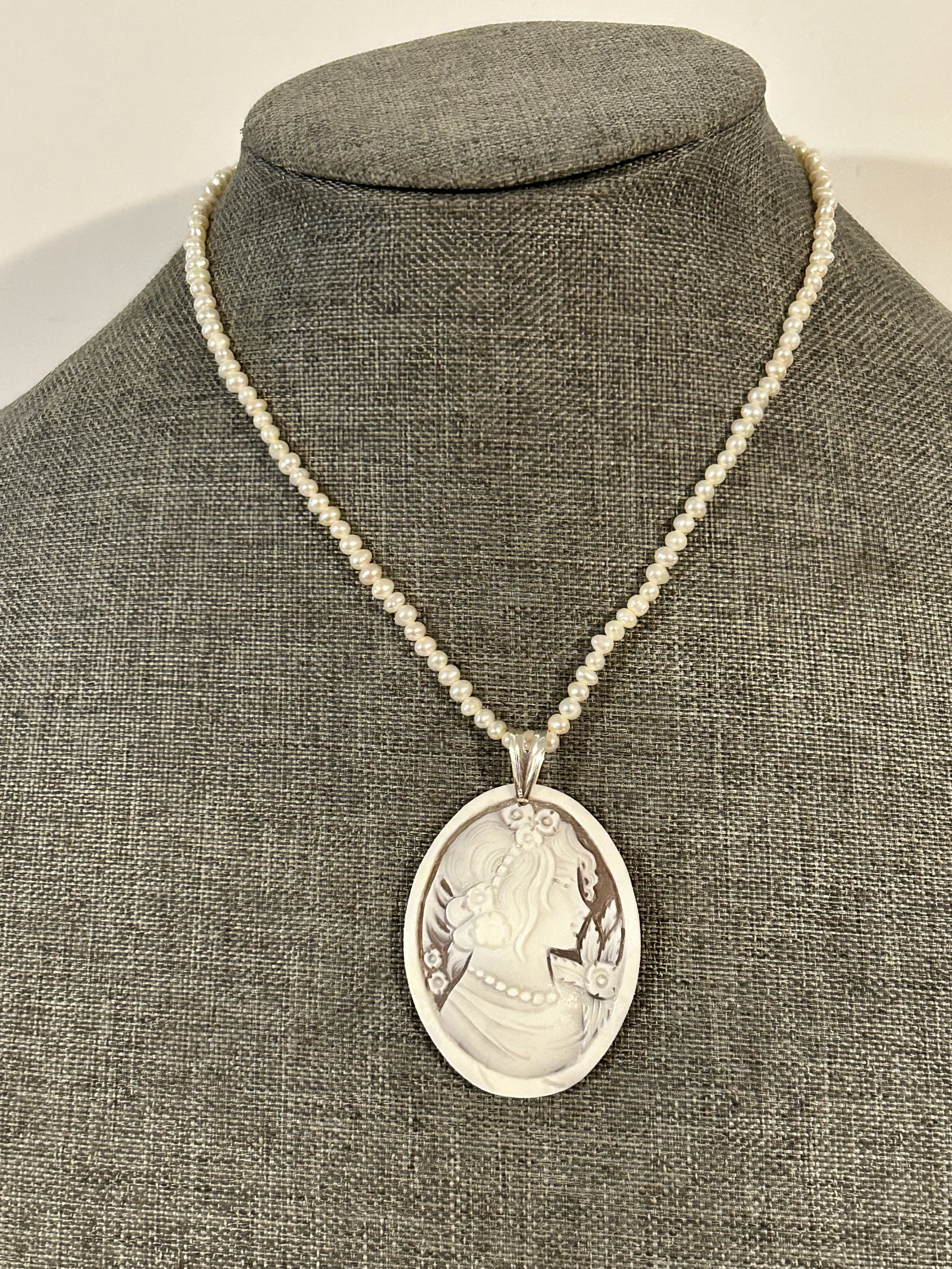 Vintage sterling silver Cameo Pendant pearl Necklace Hand Carved Signed M + M Scognamiglio 16": Vintage sterling silver Cameo Pendant pearl Necklace Hand Carved Signed M + M Scognamiglio 16" Please view all photos as they are part of the description and condition of this Item, Feel free to conta
