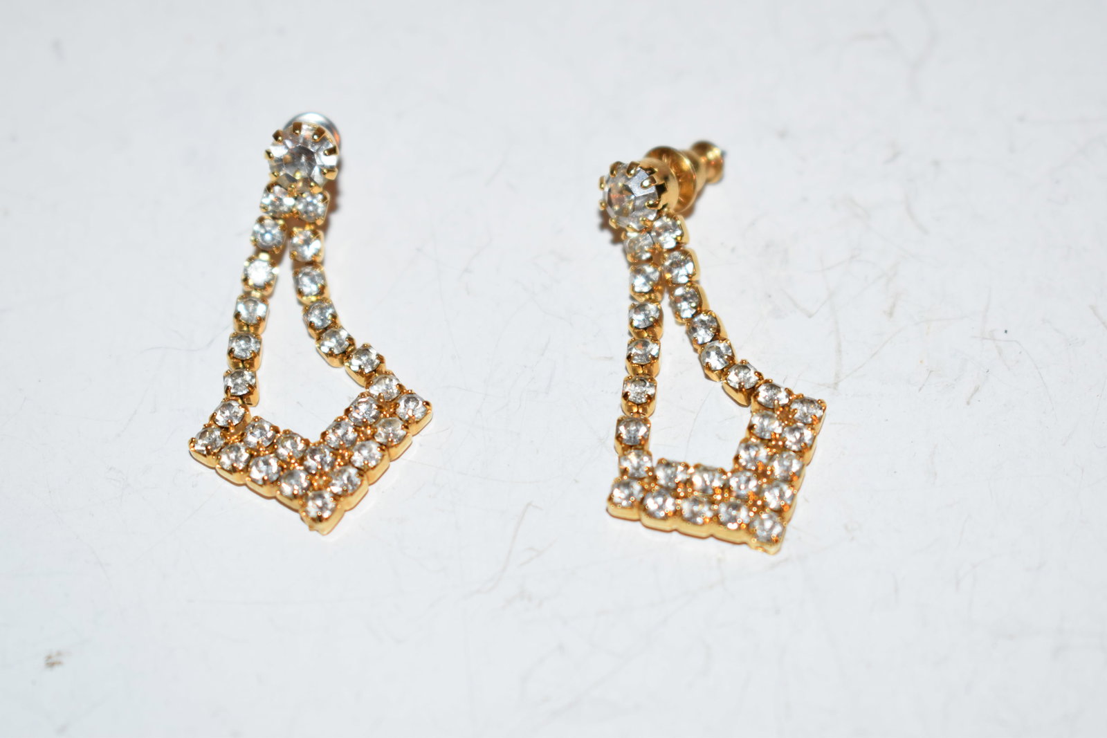 vintage rhinestone earrings: vintage rhinestone earrings Please view all photos as they are part of the description and condition of this Item, Feel free to contact me with questions or picture requests! Used Item AS IS