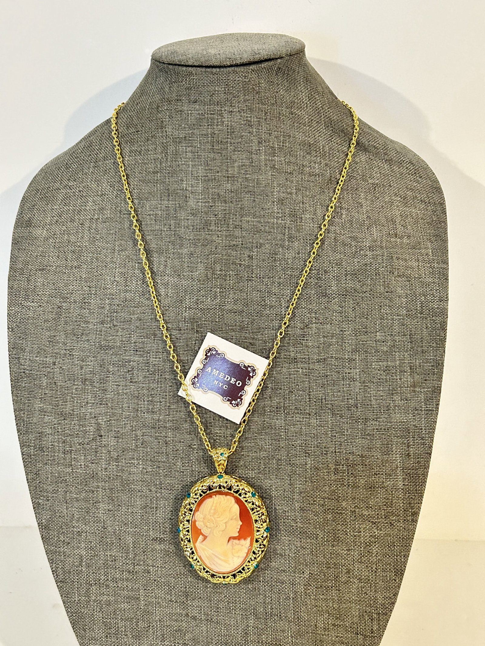 Vintage Amedeo Shell Cameo Gold Tone Necklace 28": Vintage Amedeo Shell Cameo Gold Tone Necklace 28"” Please view all photos as they are part of the description and condition of this Item, Feel free to contact me with questions or picture reques